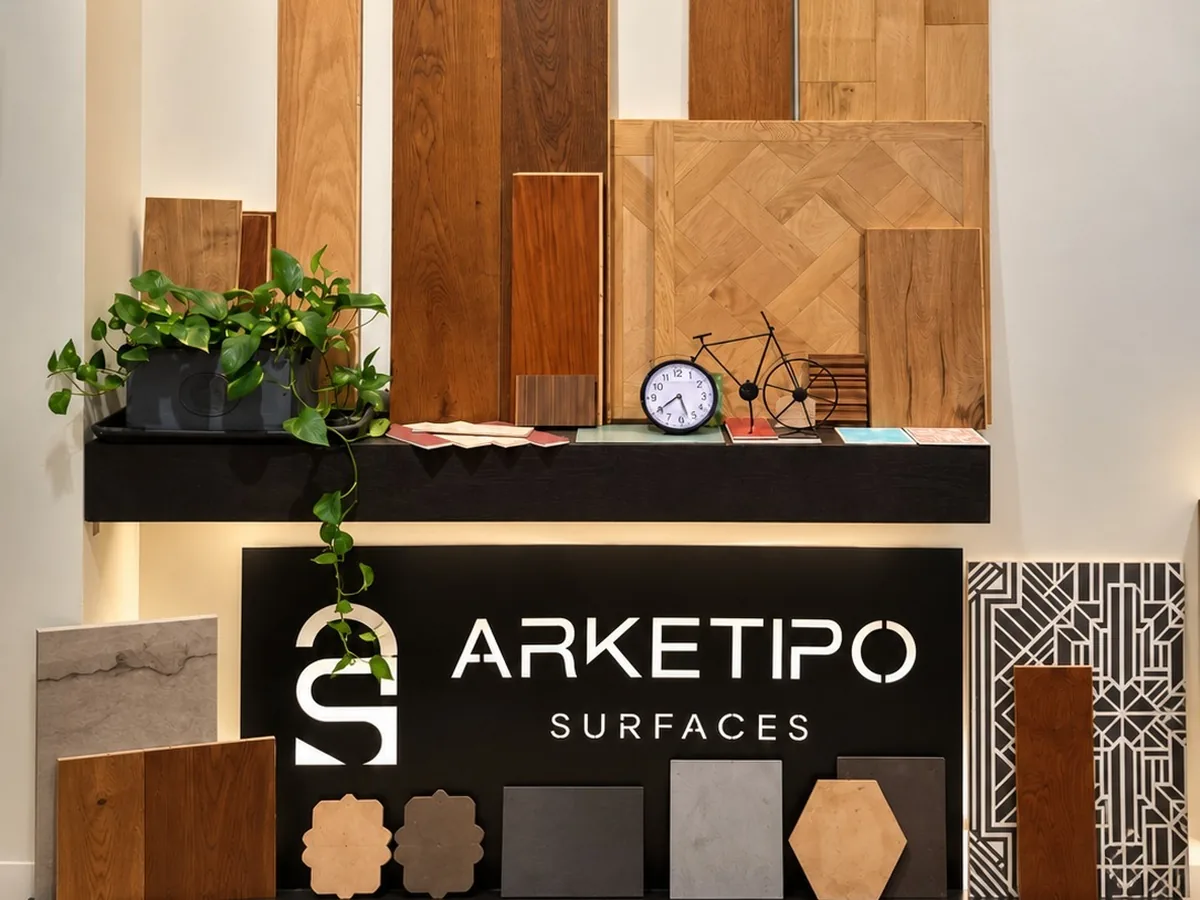 Showroom Arketipo Surfaces a Bologna con campioni di parquet, cotto e cementine