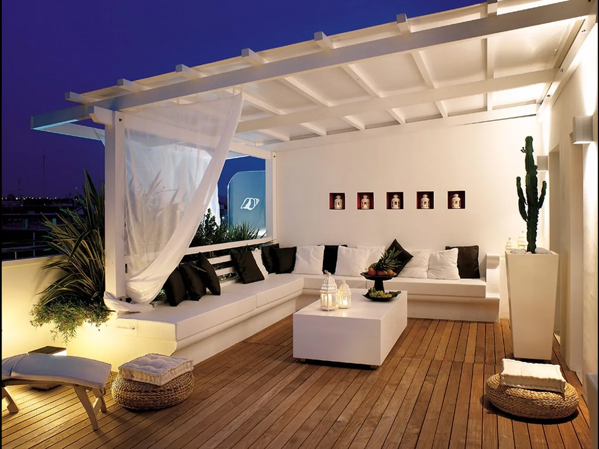 Terrazzo con pergola e pavimento in decking di legno a Bologna