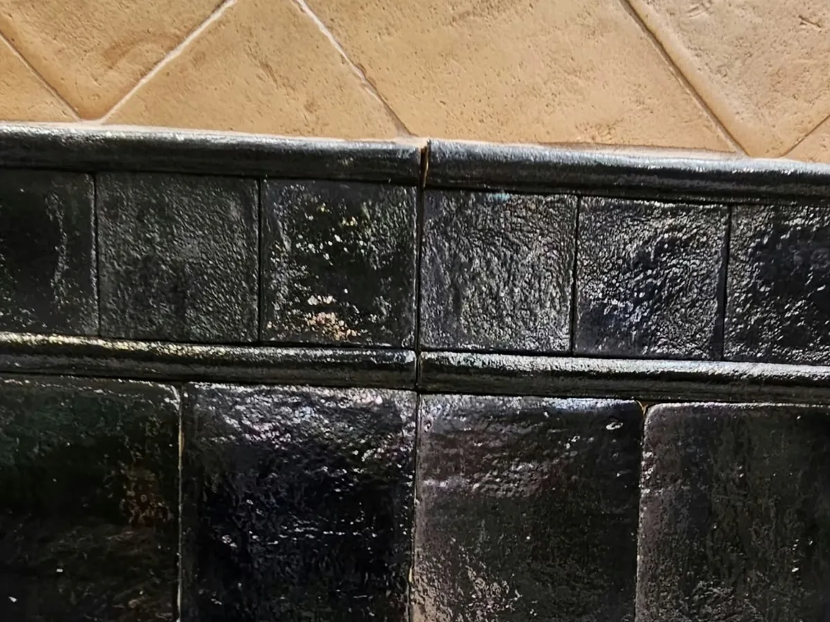 Piastrelle smaltate nere fatte a mano su cotto, restauro e recupero delle superfici