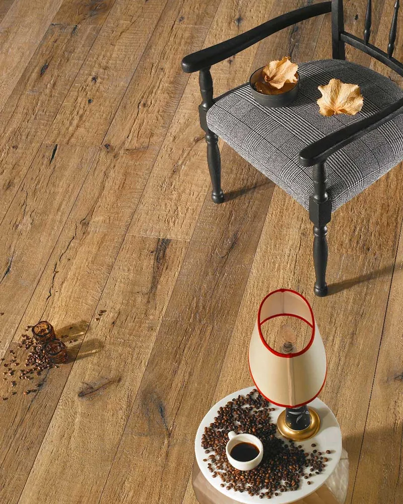 Parquet in rovere rustico a plance larghe posato a correre
