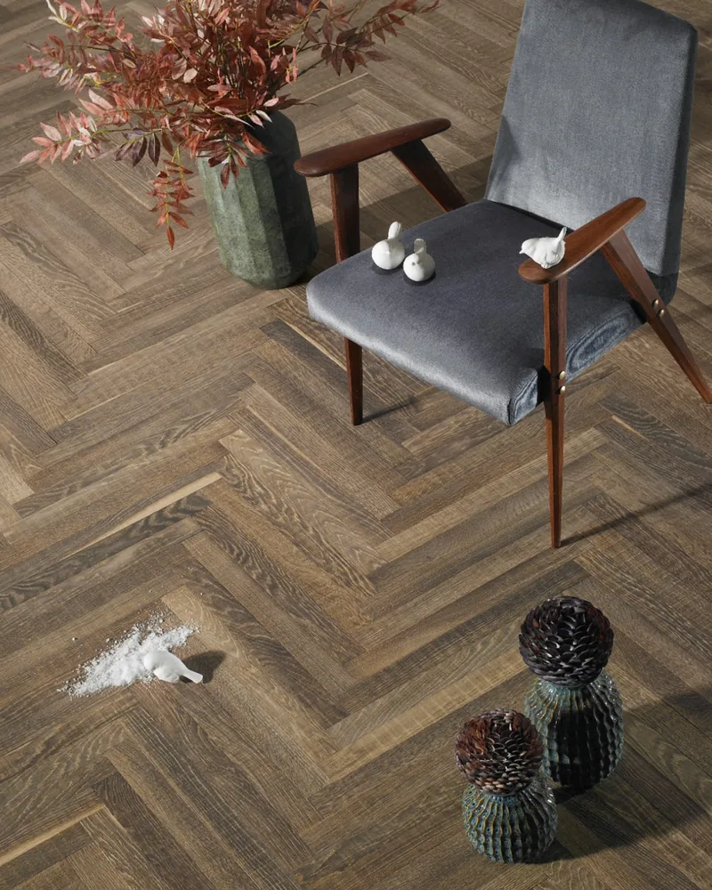 Parquet in rovere spazzolato posato a spina italiana