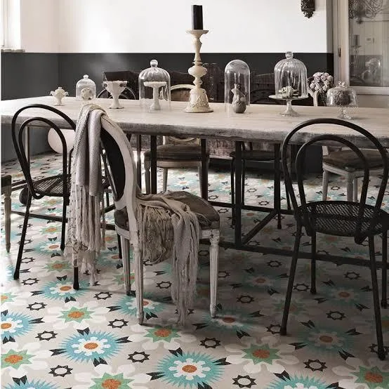 Pavimento in cementine decorative in sala da pranzo
