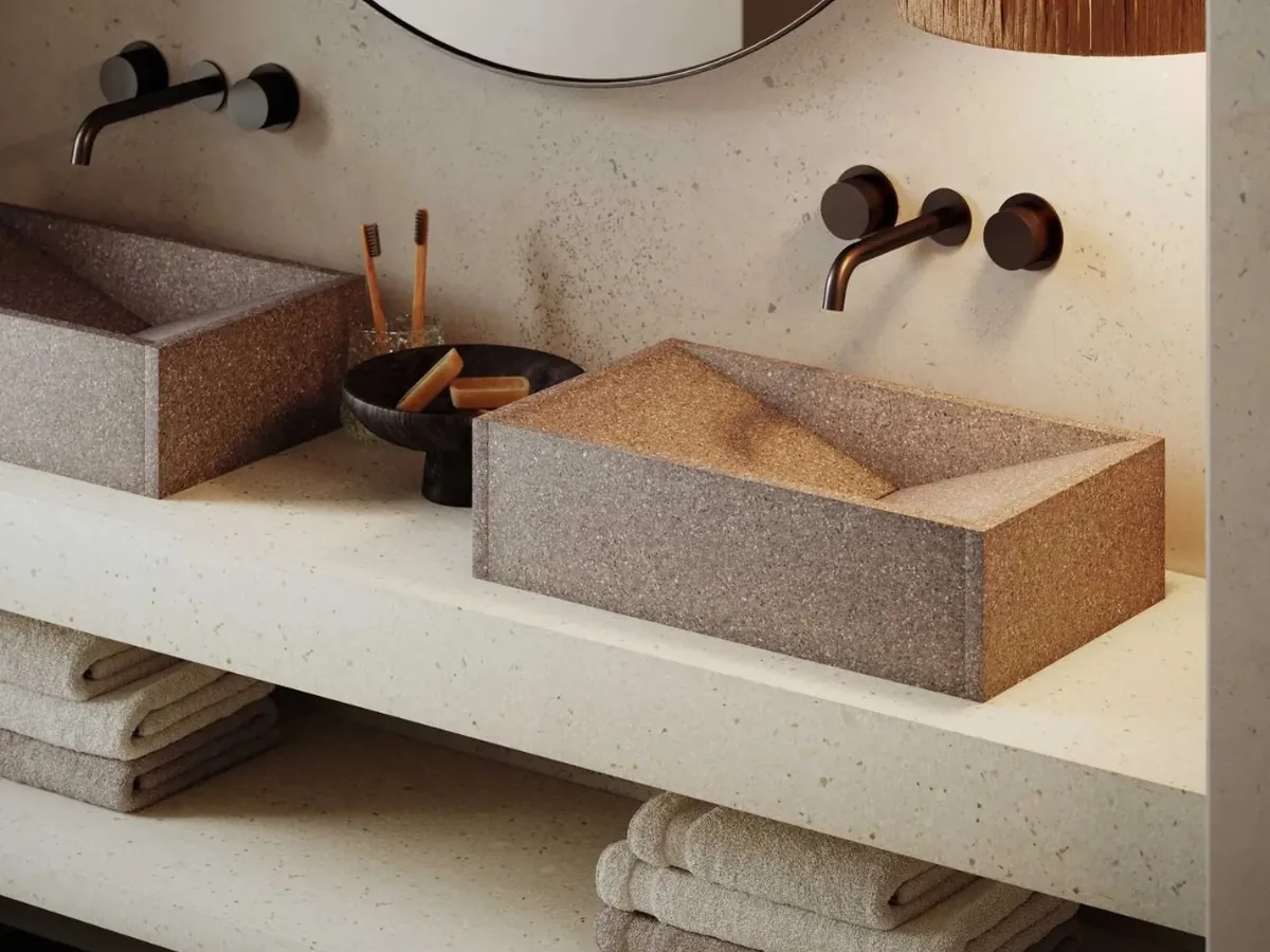 Bagno di design con lavabi in graniglia e superfici materiche - Arketipo Bologna