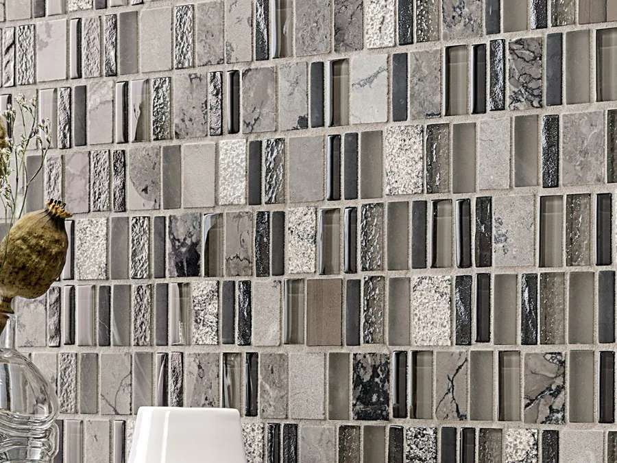 Mosaico in pietra naturale e vetro a listelli grigi