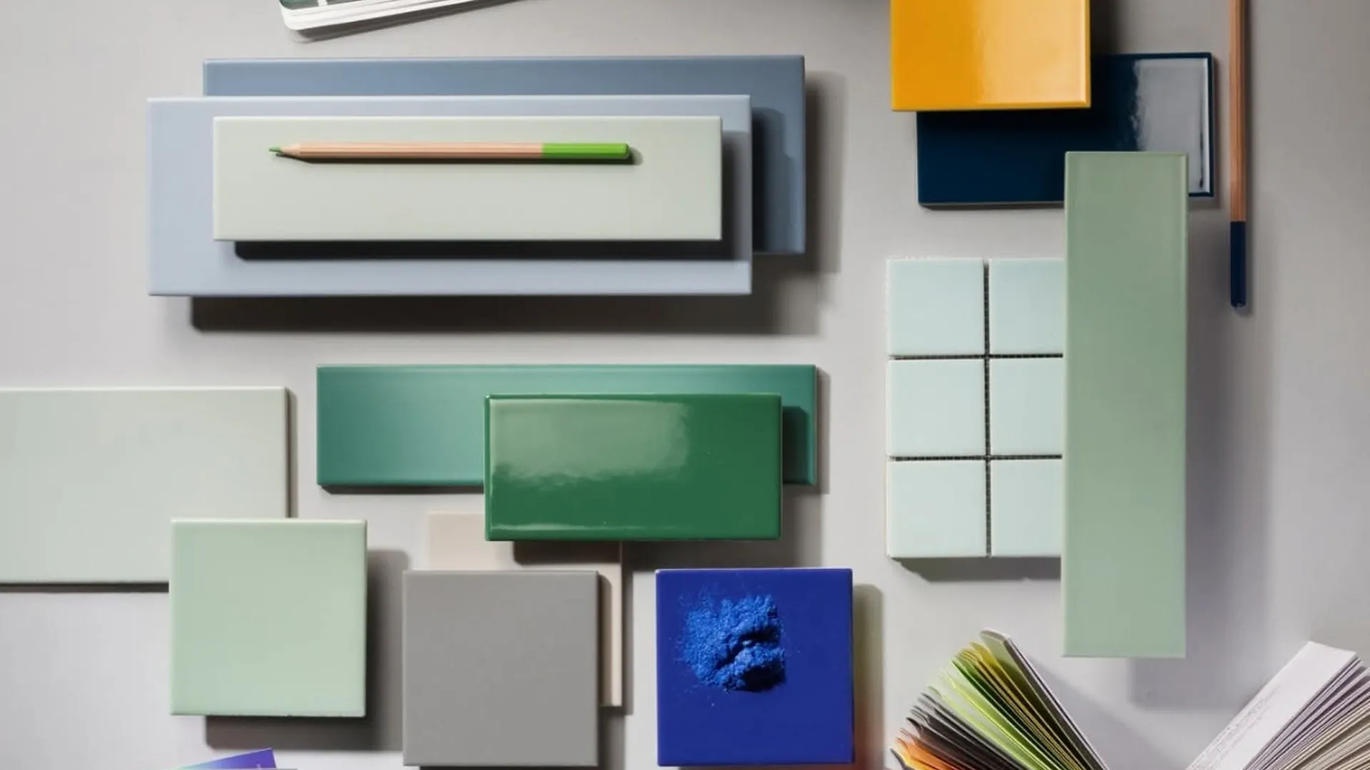 Campionature di ceramiche e mazzette colore nello showroom Arketipo a Bologna