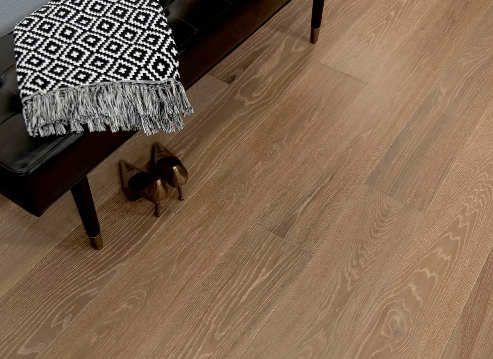 Pavimento SPC effetto rovere con panca e plaid a Bologna