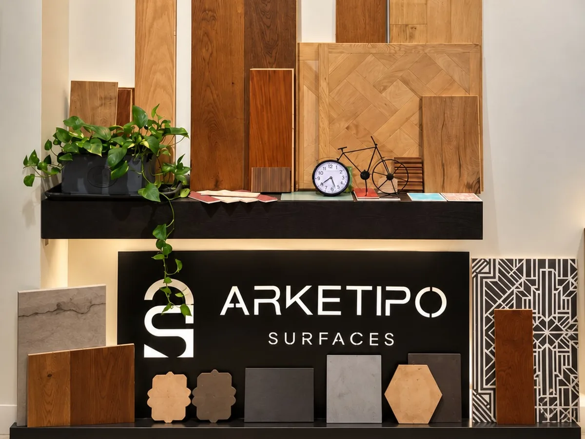 Campionario di parquet prefinito nello showroom Arketipo Surfaces a Bologna
