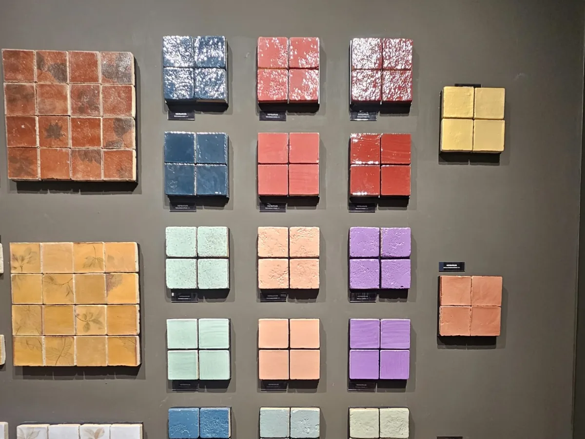 Campioni di cotto e argille colorate fatte a mano in showroom a Bologna