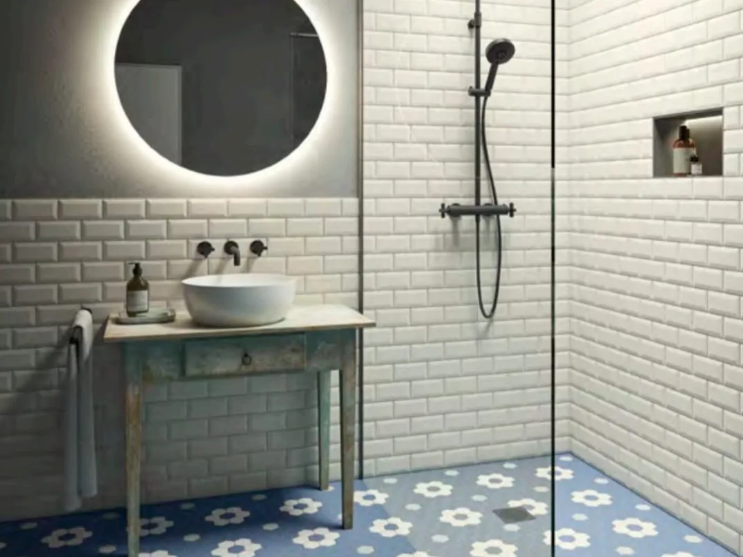 Bagno elegante con pavimento in ceramica esagonale a Bologna
