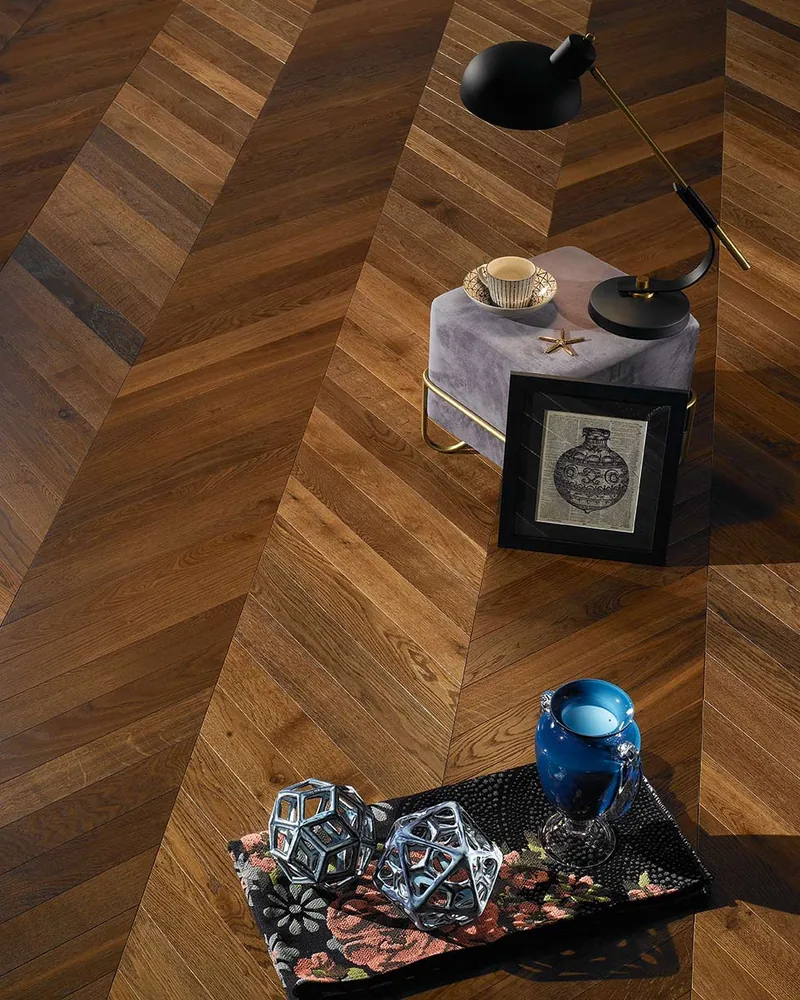 Parquet in rovere scuro posato a spina francese