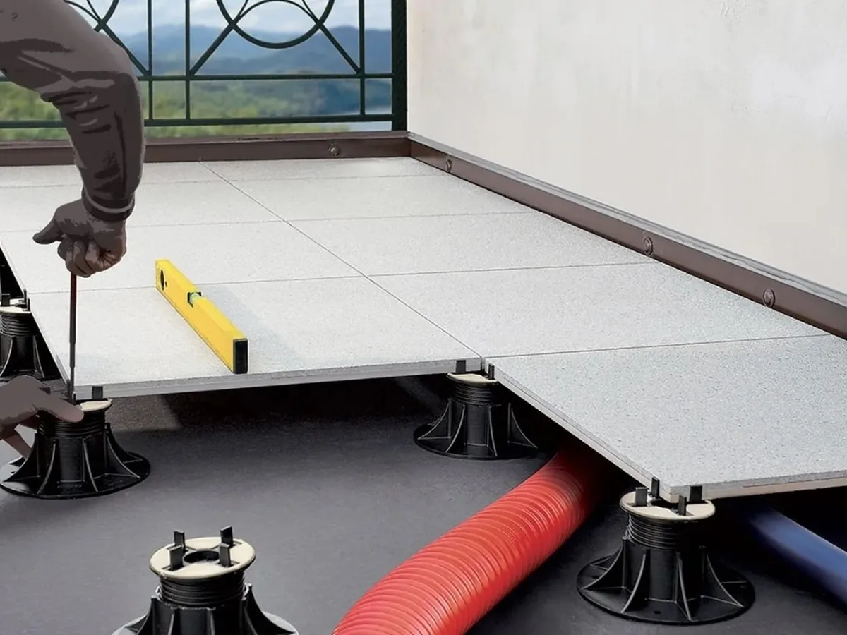 Posa di pavimento galleggiante in gres 20 mm su supporti regolabili su terrazzo a Bologna