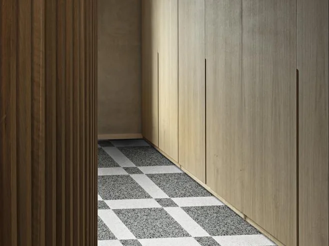Corridoio con pavimento in graniglia a disegno geometrico bicolore
